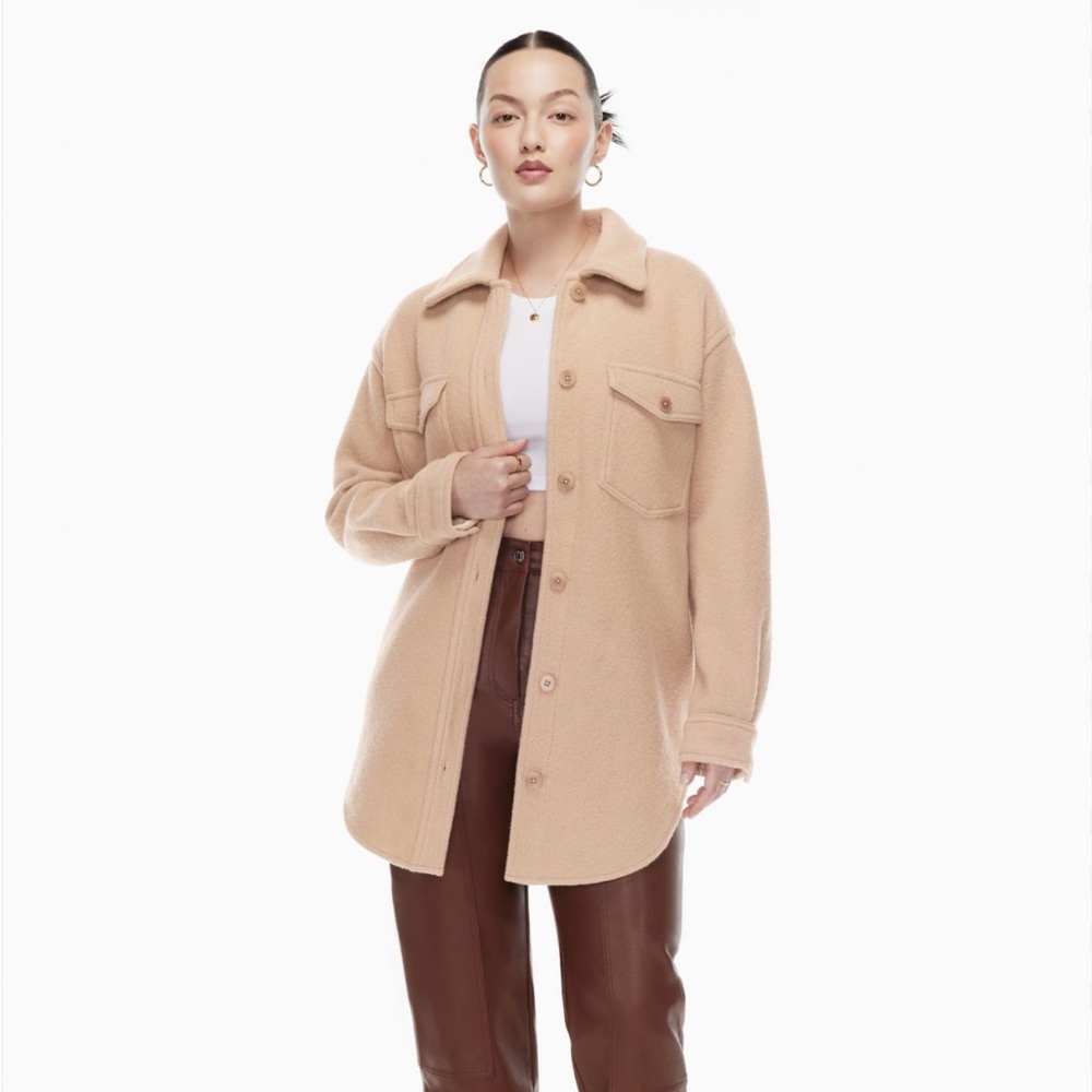 Aritzia ganna shirt jacket in Chasm (beige) in xs.